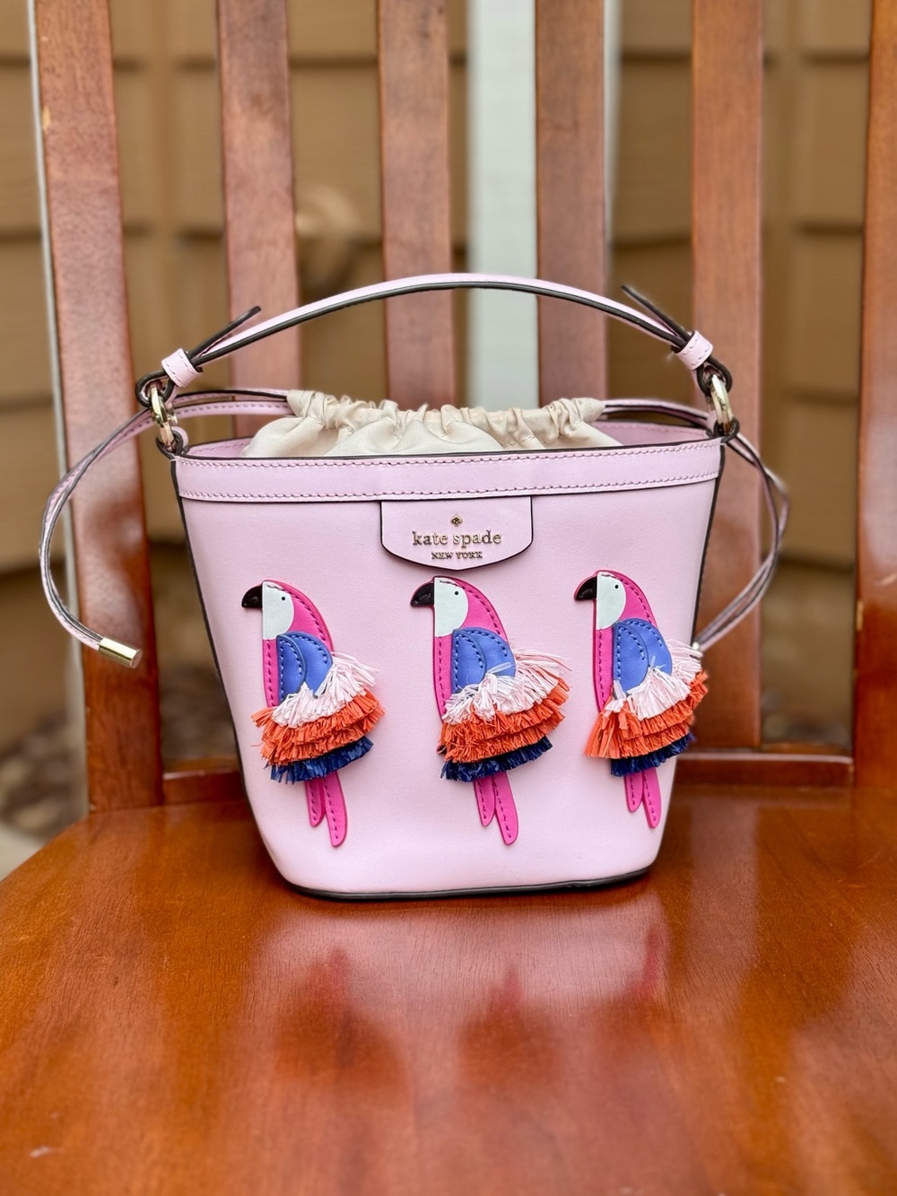 Kate Spade Pippa Flock Party Parrot Bucket Bag – Light Pink